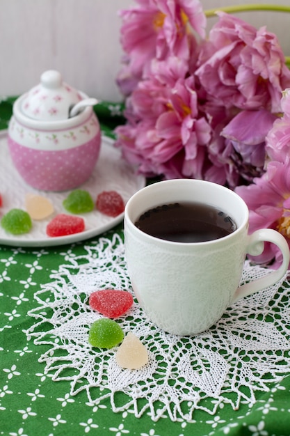 prelibatezza. tazza di tè e un piatto di gelatine di frutta.