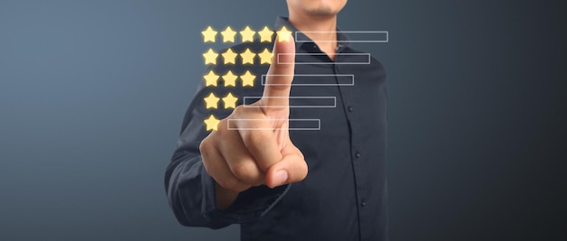 Premere a mano cinque stelle sullo schermo visivo Recensione del cliente Buon concetto di valutazione