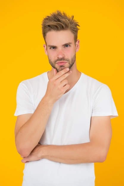 Prendersi cura della pelle. bell'uomo con le setole. acconciatura alla moda dal parrucchiere. bellezza e moda maschile. collezione estiva. Ritratto di giovane. capelli pettinati uomo che indossa abiti casual. vita degli studenti.