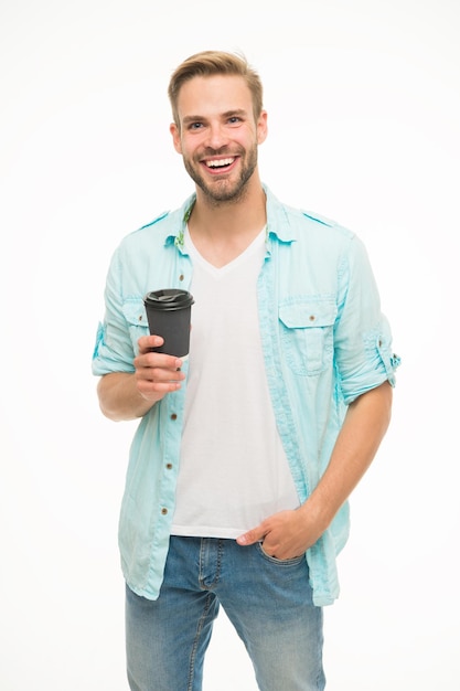 Prendi un caffè di buon umore Tazza da caffè riciclabile Uomo hipster con tazza da caffè in carta Pausa rilassante Bevilo in movimento Uomo che beve caffè da asporto Stile di vita ecologico e riciclaggio Soddisfatto del gusto