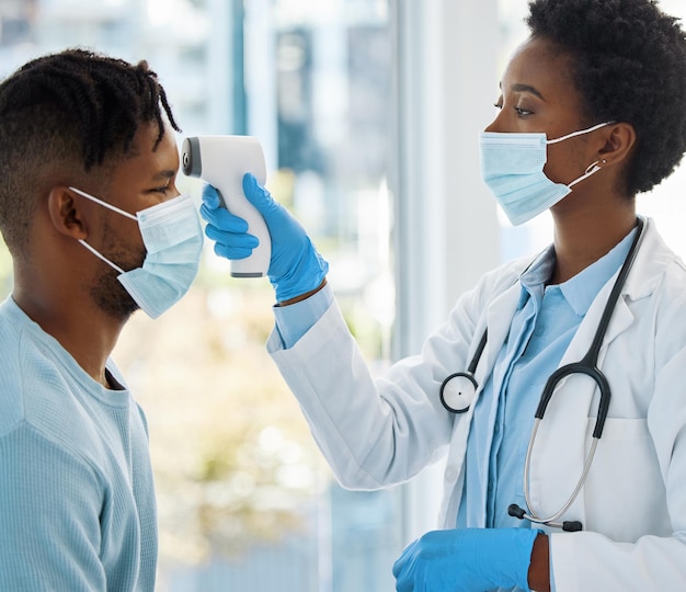 Prendiamo la tua temperatura Inquadratura di una dottoressa che misura la temperatura del suo paziente