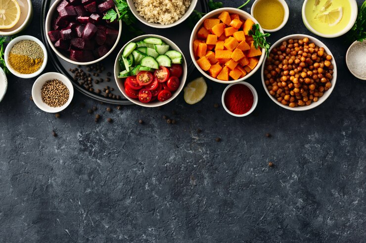 Foto prepara il cibo per cucinare cibi vegetariani sani. ceci speziati, zucca e barbabietole al forno, quinoa e verdure.