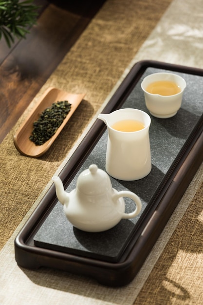 Prepara il tè e gustalo a casa mentre ti rilassi Tè per la salute delle ossa Un vassoio di tè e due tazze