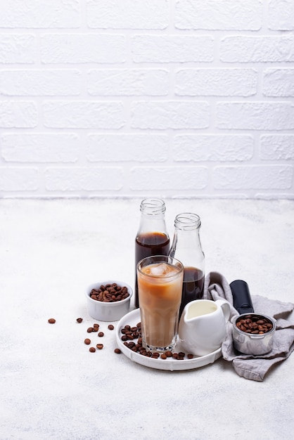 Prepara un caffè freddo con ghiaccio e latte