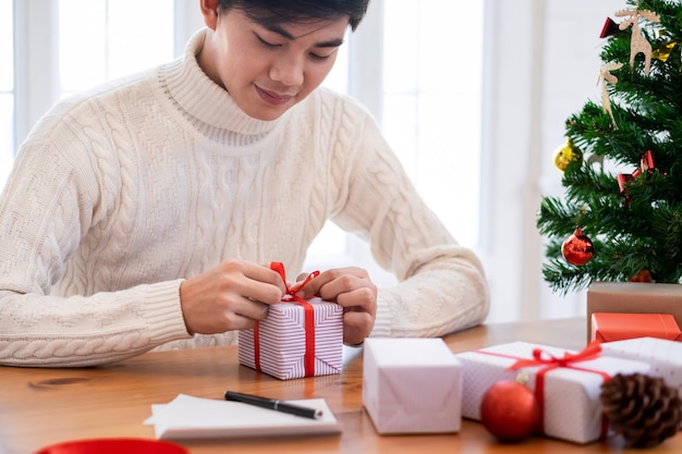 Preparando per le feste di Natale e Capodanno.