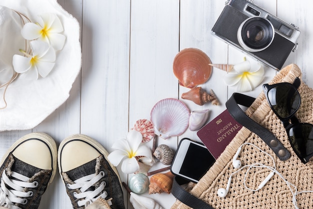 preparare accessori e articoli da viaggio su legno bianco