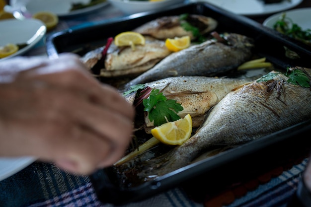 Preparare cibo delizioso a casa da vicino