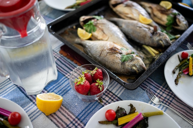 Preparare cibo delizioso a casa da vicino