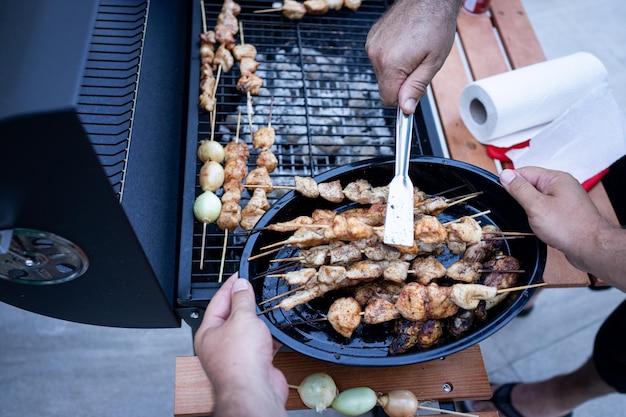 Preparare deliziosi barbecue con diverse carni e verdure