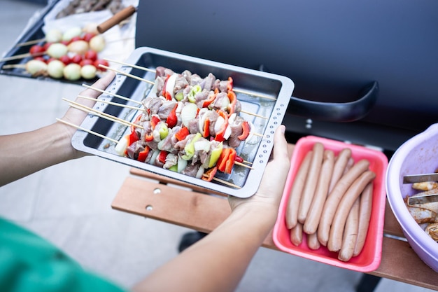 Preparare deliziosi barbecue con diverse carni e verdure