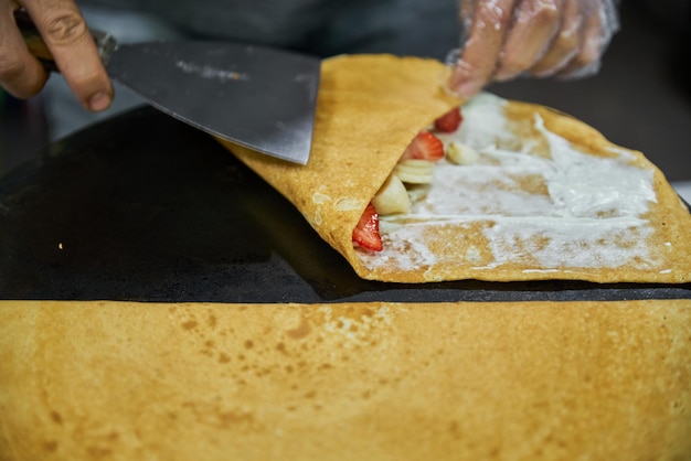 Preparare delle deliziose crepes alla griglia con frutta e cioccolato