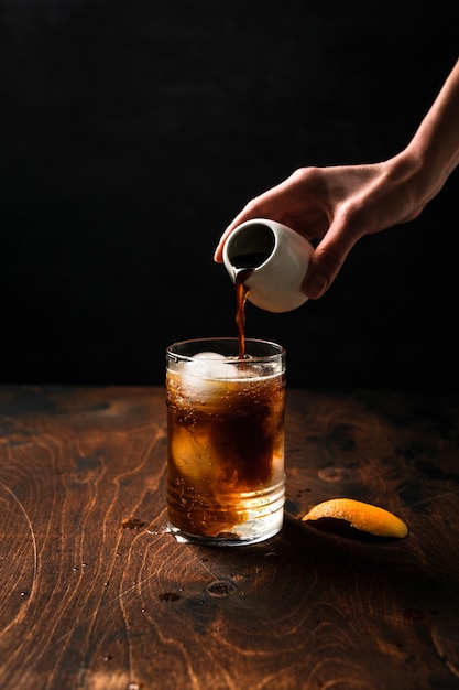 Preparare espresso tonic con succo d'arancia.