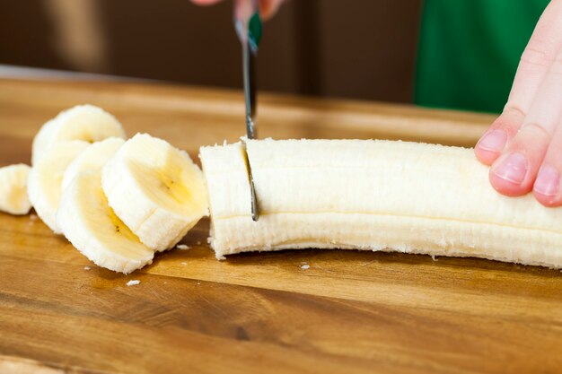 Preparare frullati con banana gialla, banana gialla matura a fette