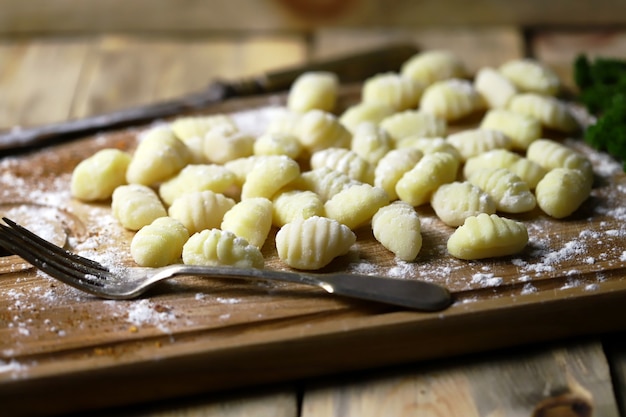 Preparare gli gnocchi fatti in casa.