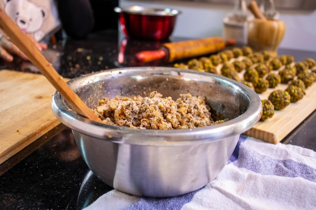 Preparare gli ingredienti per il keto kahk in casa pistacchio e noci