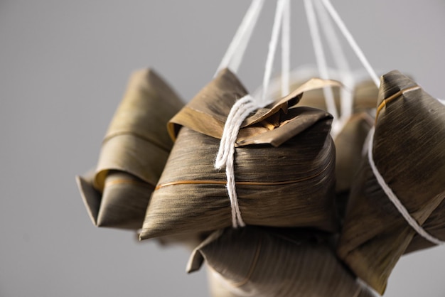 Preparare gli zongzi per incartare gli gnocchi di riso cinesi