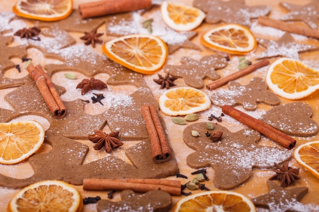 Preparare i biscotti di panpepato. Cottura di Natale.