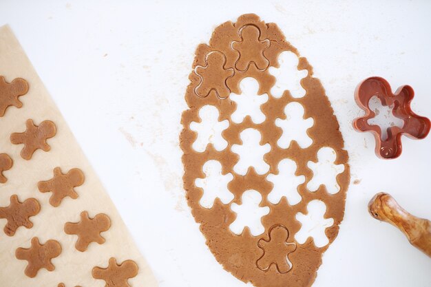 Preparare i biscotti di panpepato di Natale