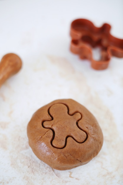 Preparare i biscotti di panpepato di Natale