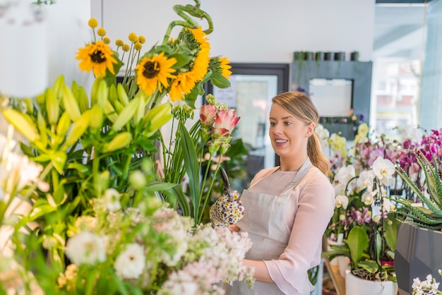 Preparare i fiori per l&#39;organizzazione