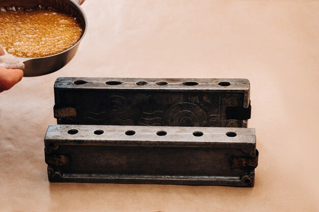 Preparare i lecca lecca di zucchero a casa, un assaggio della nostra infanzia, i lecca lecca al galletto su un bastoncino, caramello allo zucchero.