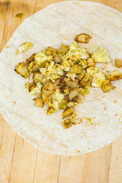 Preparare il burrito della colazione per il pasto mattutino.