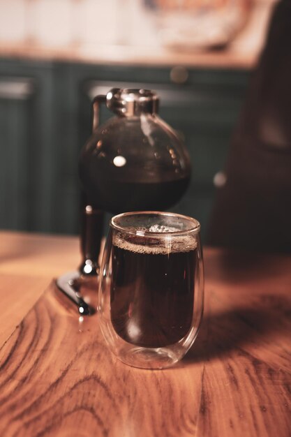 Preparare il caffè con lo stantuffo del caffè o il chemex