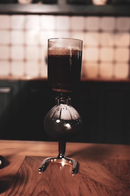 Preparare il caffè con lo stantuffo del caffè o il chemex