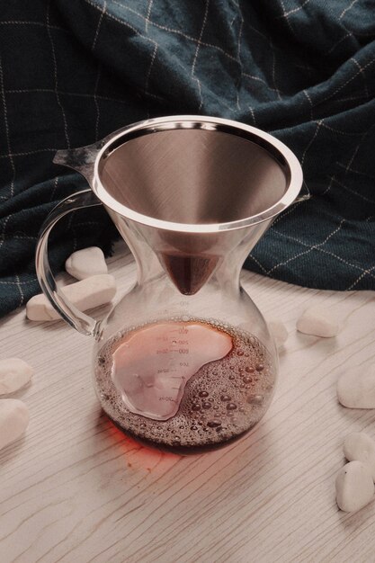 Preparare il caffè con lo stantuffo del caffè o il chemex