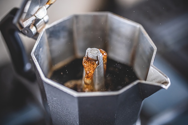 Preparare il caffè moka nero con la caffettiera moka