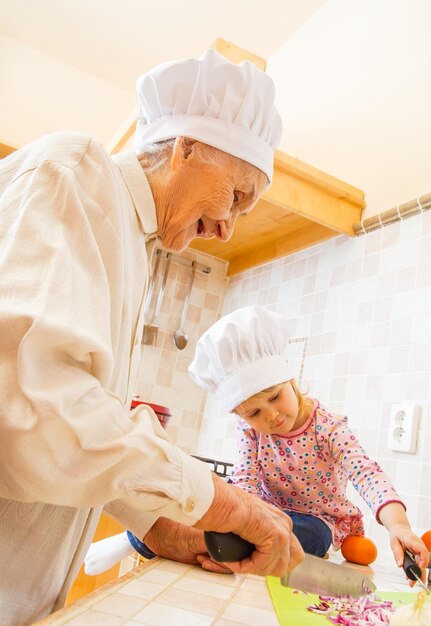 Preparare il cibo con il nipote