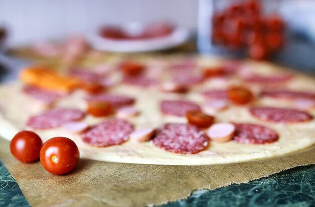 Preparare il condimento per pizza