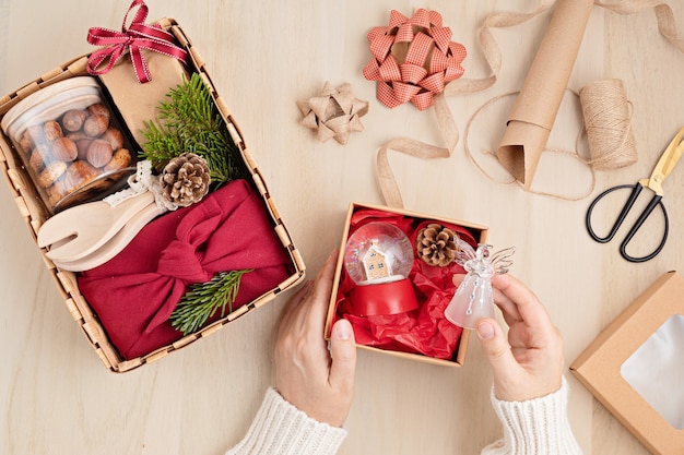 Preparare il pacchetto di cura per il ringraziamento, confezione regalo sasonale con utensili da cucina