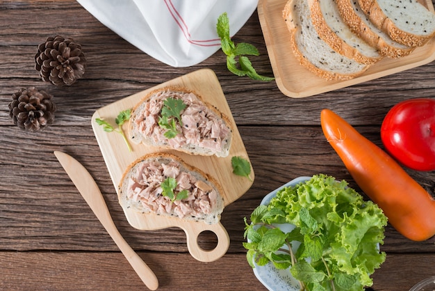 Preparare il panino al tonno fatto in casa fresco con pane al sesamo.