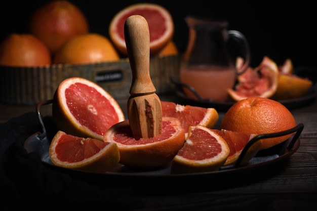 Preparare il succo di pompelmo appena spremuto