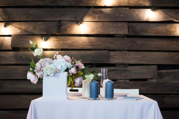 Preparare il tavolo del matrimonio per una giovane coppia