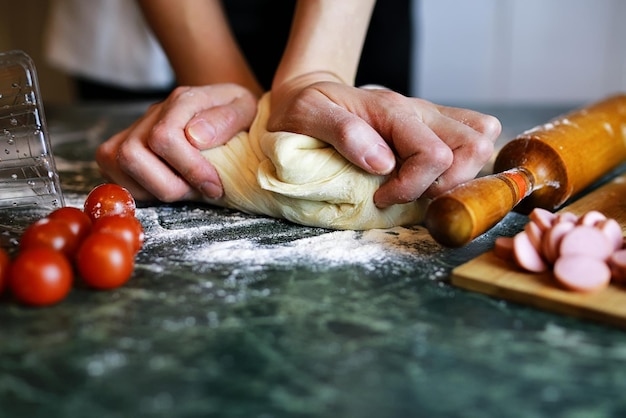 Preparare l'impasto della pizza a mano