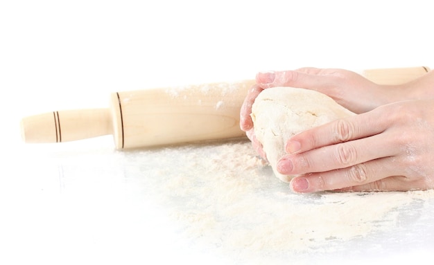 Preparare l'impasto della pizza isolato su bianco