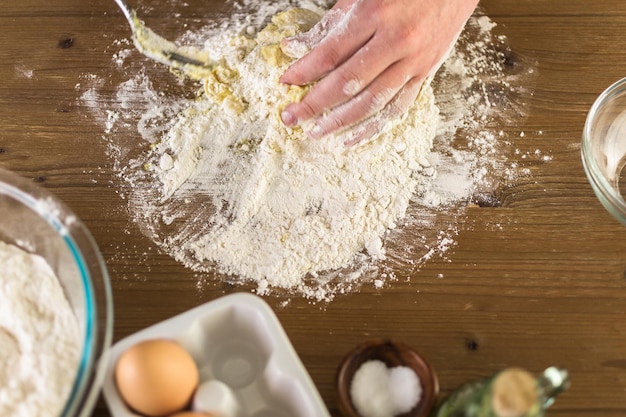 Preparare l'impasto per la pasta fatta in casa.