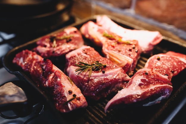 Preparare la bistecca alla griglia con i condimenti. Foto di alta qualità