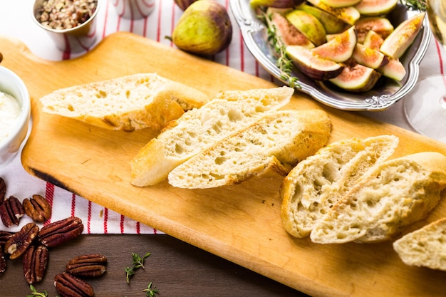 Preparare la bruschetta di fichi con i fichi della California biologici.