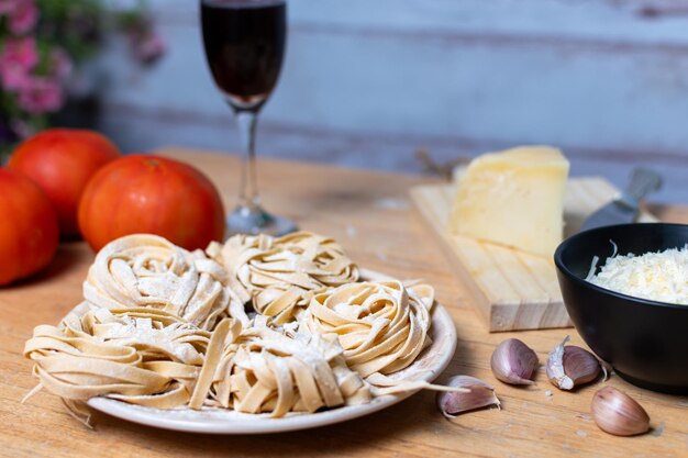 Preparare la cena tagliatelle formaggio pomodoro aglio e un bicchiere di vino