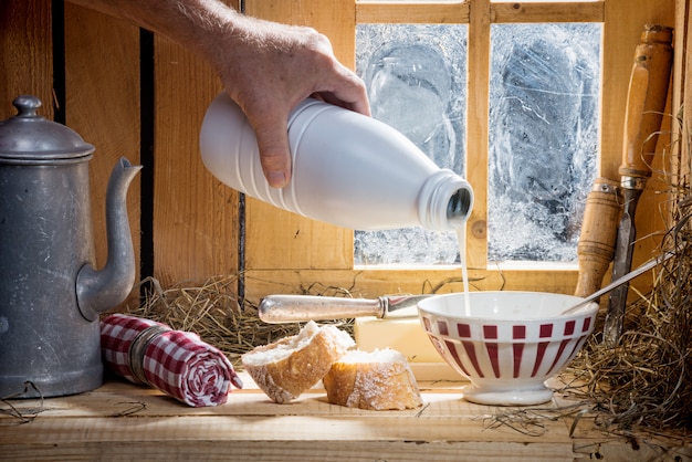 Preparare la colazione in campagna, soleggiato, vicino alla finestra