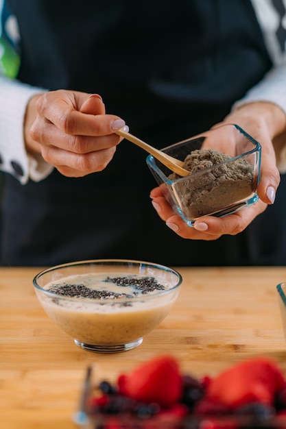 Preparare la farina d'avena con latte di soia d'avena e proteine vegetali in polvere