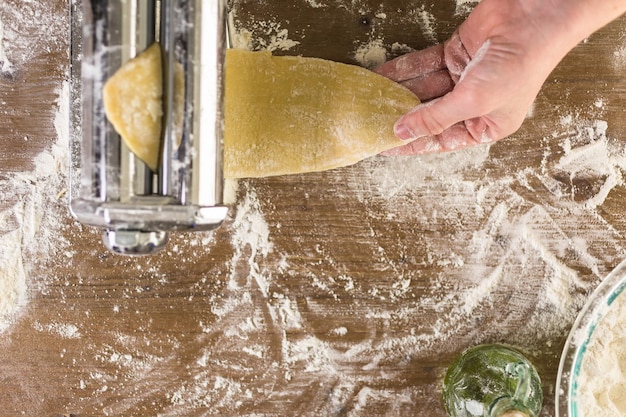 Preparare la pasta fatta in casa con la macchina per la pasta.