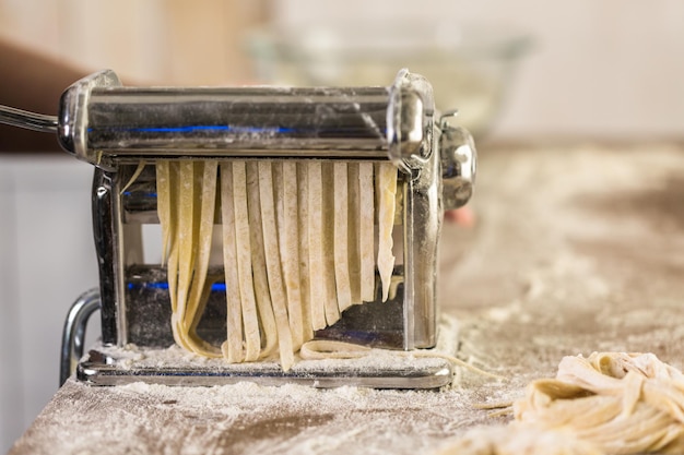 Preparare la pasta fatta in casa con la macchina per la pasta.