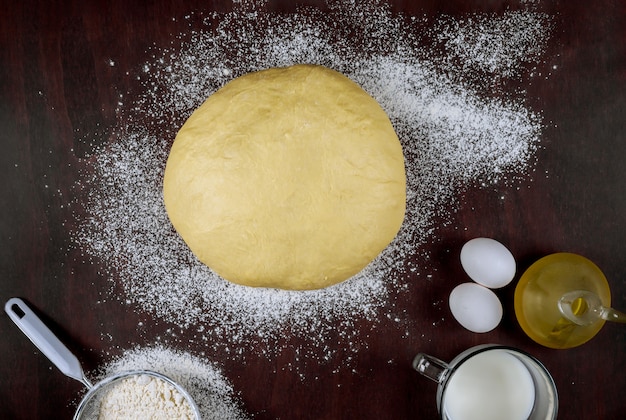 Preparare la pasta lievitata fatta in casa con olio, uova e latte per il pane