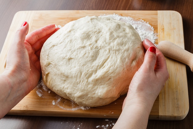 Preparare la pasta per pizza in cucina