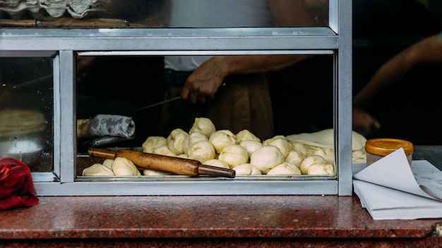 Preparare la pasta sul bancone della cucina per fare Chicken Kati. Cibo di strada a Calcutta, in India.