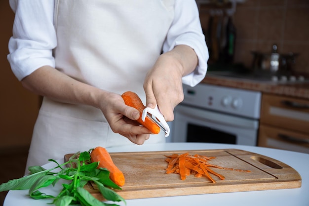 Preparare le carote in cucina